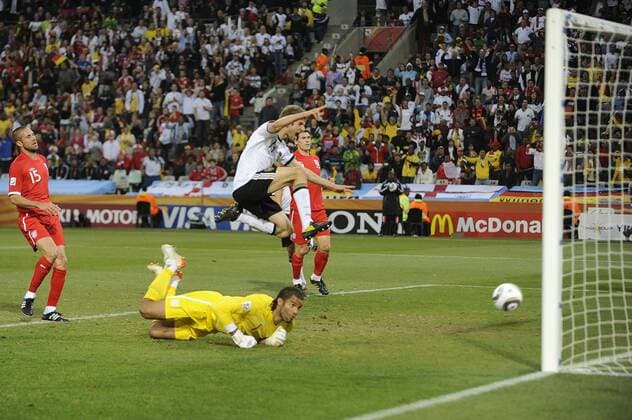 Tor zum 4-1 durch Thomas MUELLER (GER, obenauf) gegen Torwart David James (England) - Achtelfinale, Fussball Weltmeisterschaft 2010