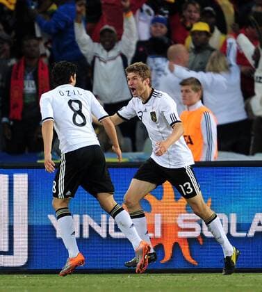 27.06.2010, Fußball-WM 2010, Achtelfinale, Deutschland - England, im Freestate Stadion in Bloemfontein, Torjubel Thomas Müller (re, Deutschland) mit Mesut Özil (li, Deutschland) zum 4:1. -  o0 Jubel, Freude,