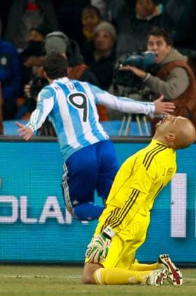Gonzalo HIGUAIN (Argentinien, hint.) jubelt, re. Torwart Oscar Perez (Mexiko). x(4)xAndrexChacox xFotoarenax  (997) o0 Jubel, Freude, Freud und Leid