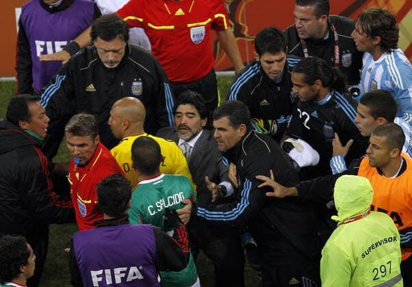 Rudelbildung um Schiedsrichter Roberto Rosetti (Italien, 2.v.li.), mit dabei Nationaltrainer Diego Armando Maradona (Mitte), Sergio Romero (2.v.re.), Walter Samuel (re., alle Argentinien), Oscar Perez (3.v.li.) und Carlos Salcido (4.v.li., beide Mexiko). x(134)xRodolfoxBuhrerx xLaxImagemx (997) o0 Rudelbildung, Rudel, Diskussion, Spannung, reklamieren, beschweren, meckern, Trainer