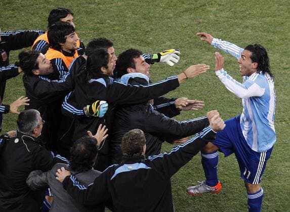 Carlos Tevez (Argentinien, re.) jubelt mit den Ersatzspielern). x(134)xRodolfoxBuhrerx xLaxImagemx  (997) o0 Jubel, Freude