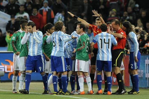 Johannesburg - Argentinien - Mexiko - Schiedsrichter Roberto Rosetti (4.v.re.) und Linienrichter Stefan Ayroldi (2.v.re., beide Italien) sehen sich mit den Protesten der Spieler konfrontiert, v.re.: Martin Demichelis, Javier Mascherano (beide ARG), Gerardo Torrado (MEX), Gabriel Heinze (ARG), Giovani dos Santos (MEX) und Gonzalo Higuain (ARG) o0 reklamieren, beschweren, meckern, Abseitstor, Abseits, Diskussion, pessimistisch