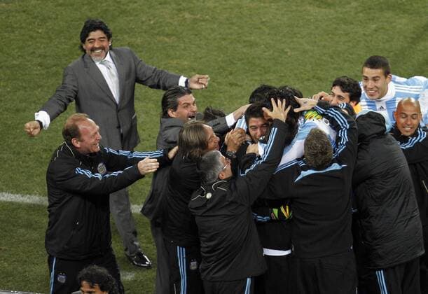 Torjubel Argentinien mit Nationaltrainer Diego Armando Maradona (li.), Co Trainer Alejandro Mancuso (3.v.li.), Diego Milito (3.v.re.), Nicolas Otamendi (2.v.re.) und Clemente Rodriguez (re.). x(134)xRodolfoxBuhrerx xLaxImagemx  (997) o0 Jubel, Freude, Totale