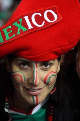 A Mexican supporter reacts prior to Mexico at the 2010 FIFA World Cup at Soccer City stadium in Johannesburg, on June 27, 2010. MEXICO  o0 Fan Frau weiblich Porträt Gesichtsbemalung bemalt Landesfarben