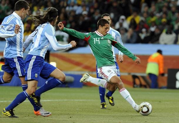 Argentina (blue) vs. Mexico (green) 27 06 2010 Javier Chicharito Hernandez (Mexico ) scores Mexico s goal  o0 Tor