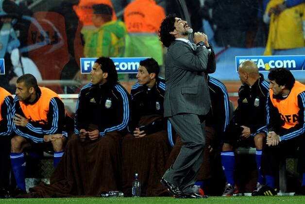 JOHANNESBURG, Argentina s coach Diego Maradona celebrates after winning the 1 8 final match against Mexico at the 2010 FIFA World Cup at Soccer City stadium in Johannesburg, on June 27, 2010.  o0 Jubel, Freude Nationaltrainer, Trainer