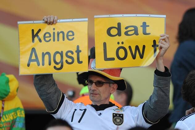 Deutscher Fan hält Schilder hoch mit dem Schriftzug - Keine Angst dat Löw t