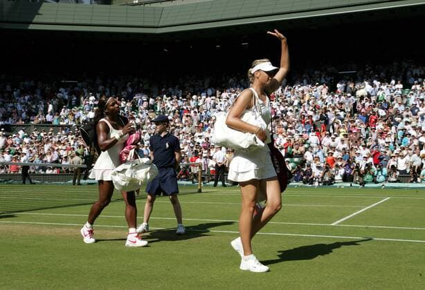 TENNIS - WTA, Wimbledon 2010 LONDON, 28.JUN.10 - TENNIS - WTA, Wimbledon 2010, Grand Slam. Bild zeigt Serena Williams (USA) und Maria Sharapova (RUS, R). 