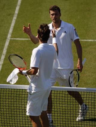 Wimbledon 2010,Sport, Tennis, ITF Grand Slam Tournament,hinter dem Netz stehend gratuliert Daniel Brands (GER) Tomas Berdych(CZE)