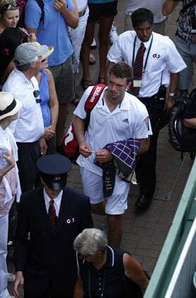 Wimbledon 2010,Sport, Tennis, ITF Grand Slam Tournament,Daniel Brands (GER, M) wird von Sicherheitsleuten vom Platz eskortiert,