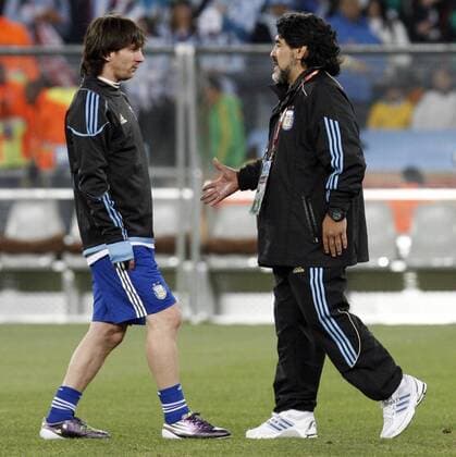 27.06.2010, Fußball-WM 2010 , Achtelfinale, im Soccer-City-Stadion Johannesburg, Argentinien - Mexiko (grün) , Lionel Messi (li, ARG) und Trainer Diego Maradona (re, ARG). PUBLICATIONxONLYxINxGER