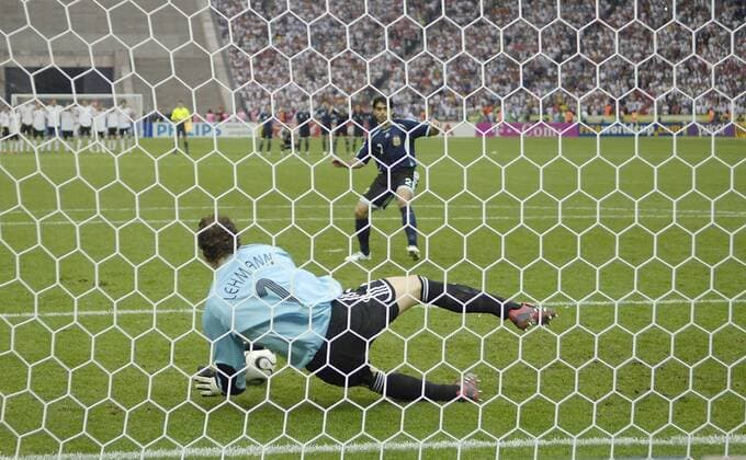 Torwart Jens LEHMANN (GER) haelt den Elfmeter von Roberto AYALA, AKtion Viertelfinale, Deutschland (GER) - Argentinien (ARG) 5:3 n.E., am 30.06.2006 in Berlin; Fussball WM2006 FIFA WM 2006, vom 09.06. - 09.07.2006 in Deutschland o0 Elfmeterschießen Hintertor, Hintertorkamera, Hintertorperspektive