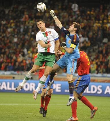 Cristiano RONALDO (POR, L) gegen Iker CASILLAS (ESP),Torwart und Gerard PIQUE (ESP). Spanien (ESP)-Portugal (POR). Achtelfinale