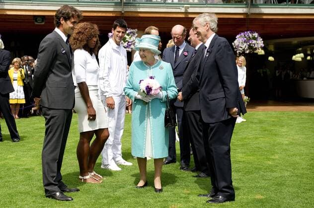 Tennis, The Wimbledon Championships 2010, London - Royal Visit - Königin Elizabeth von England empfängt die Spieler im Vordergrund Roger Federer (SUI, li) dahinter Serena Williams (USA), Novak Djokovic (SRB) KEINE VERKAEUFE IN DER SCHWEIZ !! o0 Queen ATP WTA