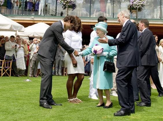Tennis, The Wimbledon Championships 2010, London - Royal Visit - Königin Elizabeth von England empfängt die Spieler im Vordergrund Roger Federer (SUI, li) dahinter Serena Williams (USA) KEINE VERKAEUFE IN DER SCHWEIZ !! o0 Queen ATP WTA