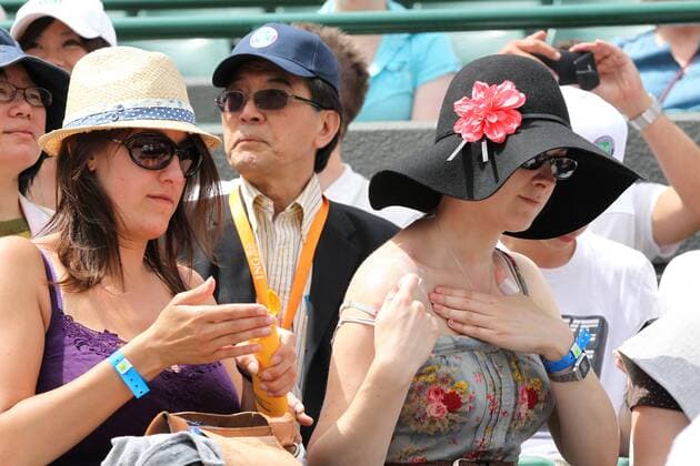 Tennis - The Wimbledon Championships - Tennis Fans putting on Sun Cream at the All England Lawn Tennis and Croquet Club  o0 weiblich, Frau