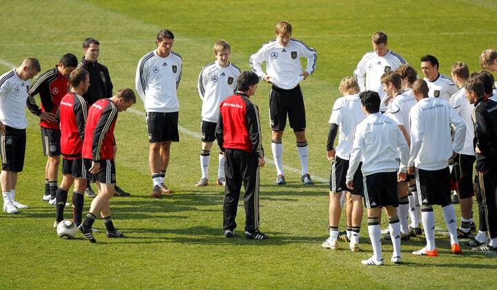 FUSSBALL - FIFA WM 2010, GER, Training PRETORIA,01.JUL.10 - FUSSBALL - FIFA Weltmeisterschaft 2010, Nationalteam Deutschland, Training. Bild zeigt Bundestrainer Joachim Löw (GER, mitte) und die Spieler.  o0 Nationaltrainer, Trainer Totale