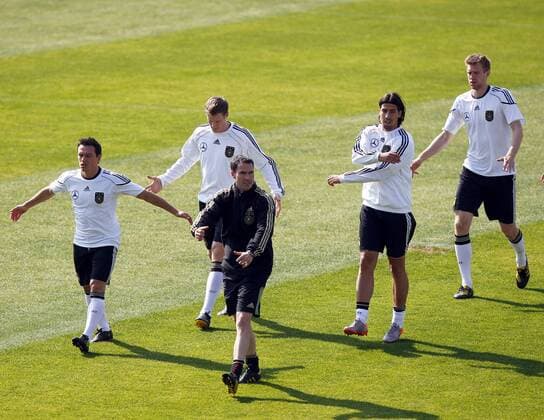 FUSSBALL - FIFA WM 2010, GER, Training PRETORIA,01.JUL.10 - FUSSBALL - FIFA Weltmeisterschaft 2010, Nationalteam Deutschland, Training. V.li. Piotr Trochowski, Marcell Jansen, Fitnesstrainer Shad Forsythe, Sami Khedira, Per Mertesacker  o0 Trainer