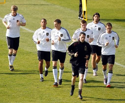 FUSSBALL - FIFA WM 2010, GER, Training PRETORIA,01.JUL.10 - FUSSBALL - FIFA Weltmeisterschaft 2010, Nationalteam Deutschland, Training. V.li. Per Mertesacker, Dennis Aogo, Marcell Jansen, Toni Kroos, Sami Khedira, Miroslav Klose, vorn Fitnesstrainer Shad Forsythe o0 Trainer
