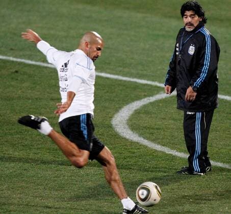 FUSSBALL - FIFA WM 2010, ARG, Training PRETORIA,01.JUL.10 - FUSSBALL - FIFA Weltmeisterschaft 2010, Nationalteam Argentinien, Training. Bild zeigt Juan Sebastian Veron und Nationaltrainer Diego Maradona (ARG).  o0 Trainer