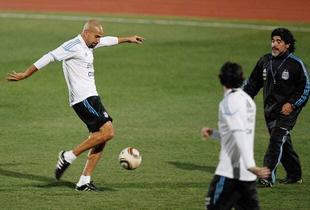 FUSSBALL - FIFA WM 2010, ARG, Training PRETORIA,01.JUL.10 - FUSSBALL - FIFA Weltmeisterschaft 2010, Nationalteam Argentinien, Training. Bild zeigt Juan Sebastian Veron und Nationaltrainer Diego Maradona (ARG).  o0 Trainer