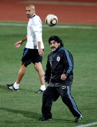 FUSSBALL - FIFA WM 2010, ARG, Training PRETORIA,01.JUL.10 - FUSSBALL - FIFA Weltmeisterschaft 2010, Nationalteam Argentinien, Training. Bild zeigt Nationaltrainer Diego Maradona und Juan Sebastian Veron (ARG).  o0 Trainer
