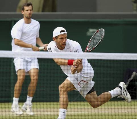 Wimbledon 2010,Sport, Tennis, ITF Grand Slam Tournament, Herren Doppel Semifinale,mit Kappe Juergen Melzer (AUT, vorn) und Philipp Petzschner (GER)