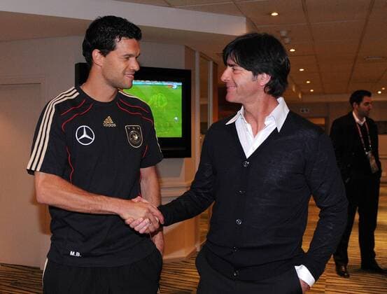 FUSSBALL WM 2010 VIERTELFINALE 01.07.2010 Michael Ballack (GER, L) trifft sich mit Bundestrainer Joachim Loew im Hotel Southern Sun in Kapstadt.