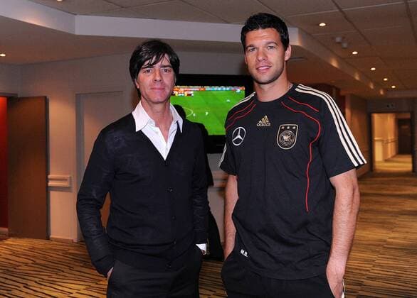 FUSSBALL WM 2010 VIERTELFINALE 01.07.2010 Michael Ballack (GER, R) trifft sich mit Bundestrainer Joachim Loew im Hotel Southern Sun in Kapstadt.