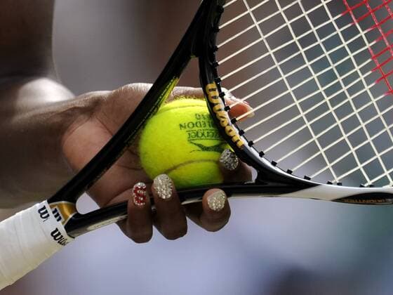 Tennis The Wimbledon Championships 2010 London Serena Williams USA o0 Symbol Fingernägel lackiert Detail hand Finger Nagel Fingernagel Schmuck