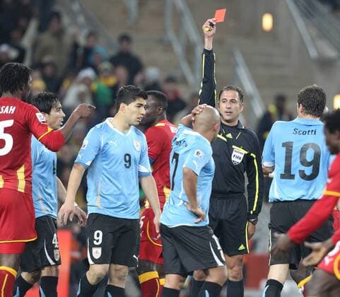 Fussball, FIFA World Cup 2010, FIFA Weltmeisterschaften 2010,Viertelfinale,Uruguay vs. Ghana ,02.07.2010, Luis Suarez (URU, 9) sieht die Rote Karte von Schiedsrichter Olegario Benquerenca (Portugal) o0 Handspiel Handelfmeter Hand Rot Karte Platzverweis Nachspielzeit
