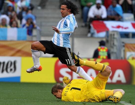 03.07.2010, Fußball-WM 2010 in Südafrika, Viertelfinale, Argentinien - Deutschland im Green-Point-Stadion Kapstadt, Carlos Tevez (li, Argentinien) scheitert an Torwart Manuel Neuer (re, Deutschland), - 