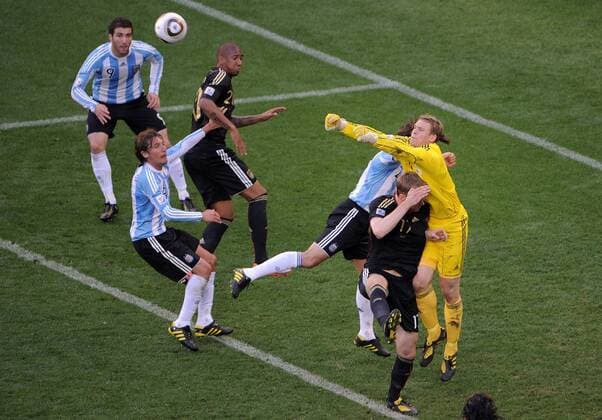 FUSSBALL WM 2010 VIERTELFINALE 02.07.2010 ARGENTINIEN - DEUTSCHLAND Manuel NEUER (R, Deutschland) kann retten. Jerome BOATENG (3L) und Per MERTESACKER (re, alle Deutschland) brauchen nicht mehr eingreifen