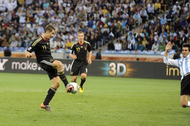 Miroslav KLOSE (GER, L) schiesst das Tor zum 4-0. - Argentinien (ARG) - Deutschland (GER) - Viertelfinale