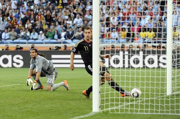 Miroslav KLOSE (GER) schiesst das Tor zum 2-0-Sergio ROMERO (ARG),Torwart hat das Nachsehen. - Argentinien (ARG) - Deutschland (GER) - Viertelfinale
