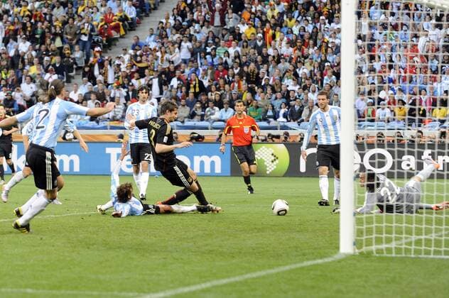 Arne FRIEDRICH (GER, Mitte) schiesst das Tor zum 3-0. - Argentinien (ARG) - Deutschland (GER) - Viertelfinale