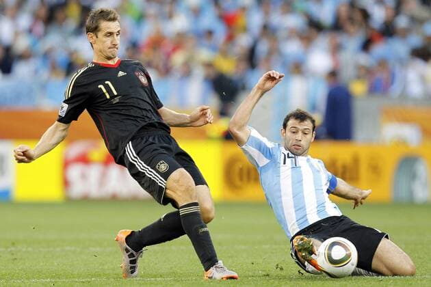 VIERTELFINALE, ARGENTINIEN - DEUTSCHLAND 0-4 Javier Mascherano (re., ARG) kommt gegen Miroslav Klose zu spät - 