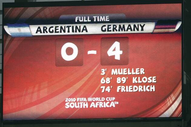 VIERTELFINALE, ARGENTINIEN - DEUTSCHLAND 0-4 Die Anzeigetafel mit dem Endergebnis - 