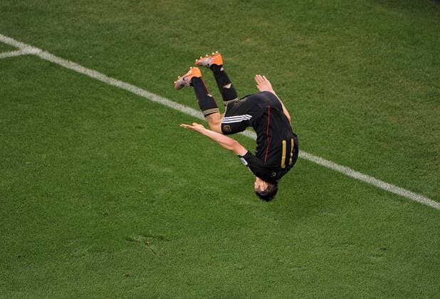 FUSSBALL WM 2010 VIERTELFINALE 02.07.2010 ARGENTINIEN - DEUTSCHLAND Miroslav KLOSE (Deutschland) bejubelt sein 0:4 mit einem Salto
