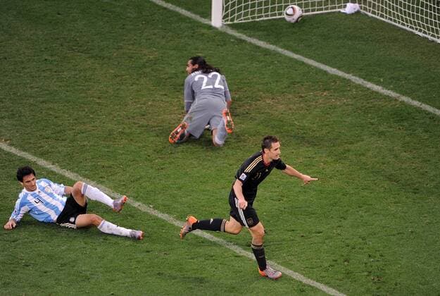 FUSSBALL WM 2010 VIERTELFINALE 02.07.2010 ARGENTINIEN - DEUTSCHLAND Miroslav KLOSE (re, Deutschland) dreht nach seinem Tor zum 0:4 jubelnd ab. Nicolas BURDISSO (li) und Torwart Sergio ROMERO (li, Argentinien) sind am Boden Aufmacher