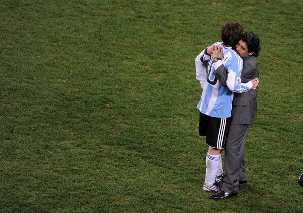 FUSSBALL WM 2010 VIERTELFINALE 02.07.2010 ARGENTINIEN - DEUTSCHLAND Lionel MESSI (li) und Trainer Diego Armando MARADONA (re, beide Argentinien) sind nach dem Abpfiff enttaeuscht