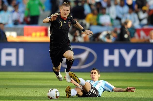 Bastian SCHWEINSTEIGER (GER, L) gegen Angel DI MARIA (ARG) . Argentinien (ARG)-Deutschland (GER). Viertelfinale
