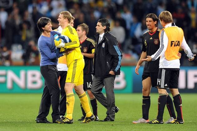 Bundestrainer Joachim LOEW (GER) gratuliert seinen Spieler-hier Manuel NEUER (Torwart GER) nach dem Spiel-2.re:Sami KHEDIRA (GER) und re. Holger BADSTUBER (GER). Argentinien (ARG)-Deutschland (GER). Viertelfinale,Round of 8,Fifa World Cup 2010,03.07.2010. o0 Nationaltrainer Trainer Jubel Freude