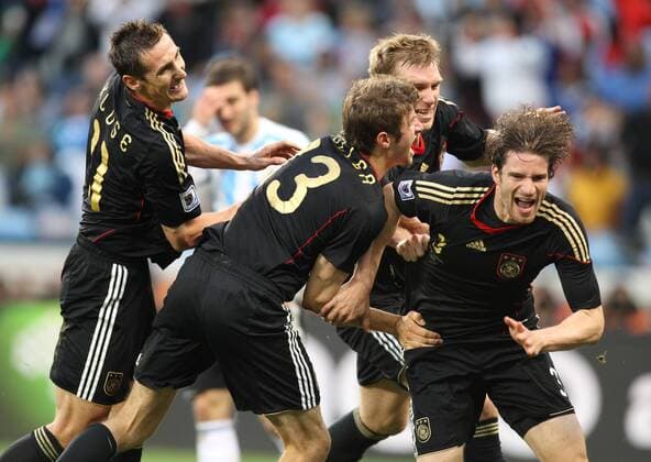 Fussball, FIFA World Cup 2010, FIFA Weltmeisterschaften 2010,Viertelfinale , Argentinien vs. Deutschland 03.07.2010, Kapstadt - L-R - Miroslav Klose, Thomas Müller, Per Mertesacker, Arne Friedrich (alle GER)