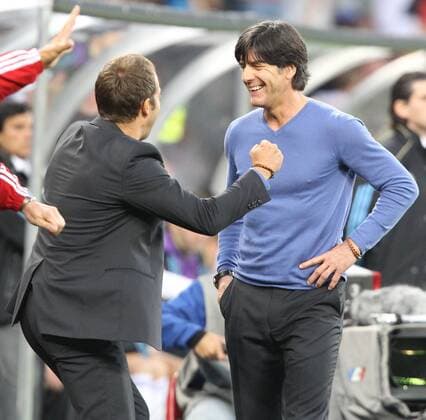 Fussball, FIFA World Cup 2010, FIFA Weltmeisterschaften 2010,Viertelfinale , Argentinien vs. Deutschland 03.07.2010, Kapstadt - Co Trainer Hans Dieter Flick (L) und Bundestrainer Joachim Löw (beide GER) einfach nur bei bester Laune o00 blauer Strenesse Pullover