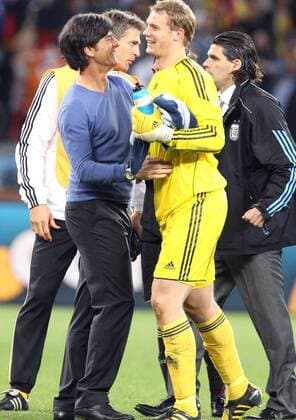 Fussball, FIFA World Cup 2010, FIFA Weltmeisterschaften 2010,Viertelfinale , Argentinien vs. Deutschland 03.07.2010, Kapstadt - Bundestrainer Joachim Löw (L) jubelt mit Manuel Neuer (beide Deutschland)