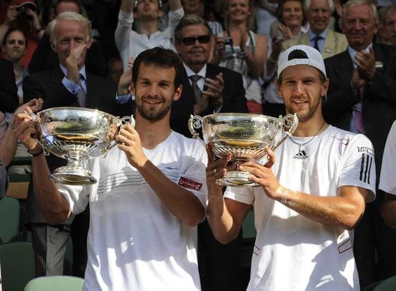 Jürgen Melzer (Österreich, R) und Philipp Petzschner (Deutschland) gewinnen das Herren Doppel Finale bei den All England Championships 2010