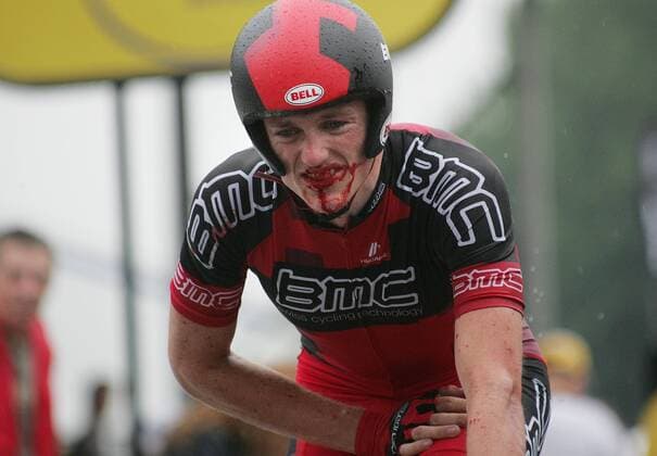 03.07.2010 Rotterdam Radsport 97. Tour de France 2010, Prolog Rotterdam-Rotterdam, Mathias Frank BMC Racing schwer gestürzt o0 Verletzung Blut Schmerz