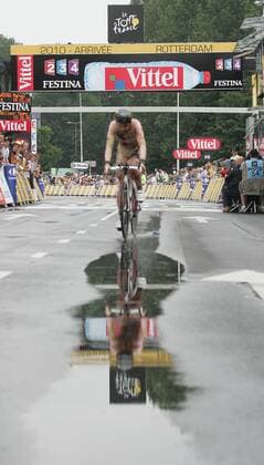 03.07.2010 Rotterdam Radsport 97. Tour de France 2010, Prolog Rotterdam-Rotterdam, Tour im Regen o0 Reflexion Sponsor Wirtschaft Ziel Vittel Festina Pfütze