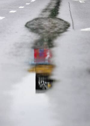 03.07.2010 Rotterdam Radsport 97. Tour de France 2010, Prolog Rotterdam-Rotterdam, Tour im Regen o0 Reflexion Detail Pfütze